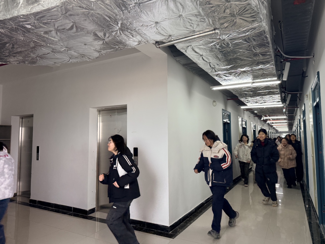 实战演练淬本领 生命安全记心间——南通峻华中等职业学校开展新校区首场消防应急疏散演练(图4)