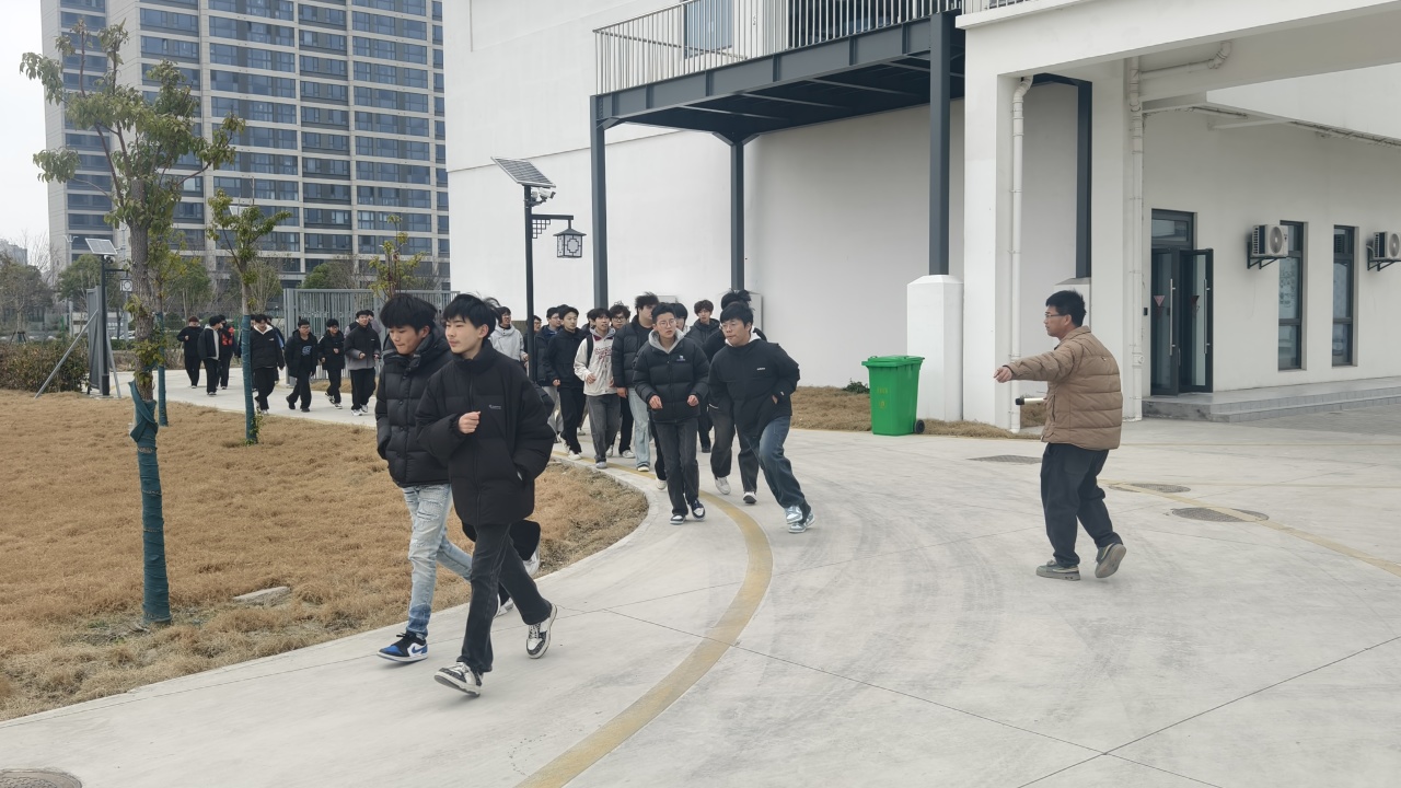 实战演练淬本领 生命安全记心间——南通峻华中等职业学校开展新校区首场消防应急疏散演练(图5)