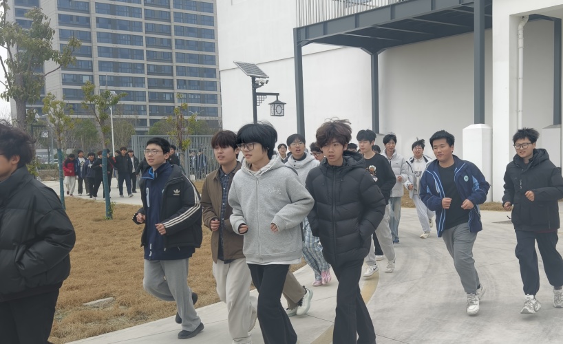 实战演练淬本领 生命安全记心间——南通峻华中等职业学校开展新校区首场消防应急疏散演练(图7)